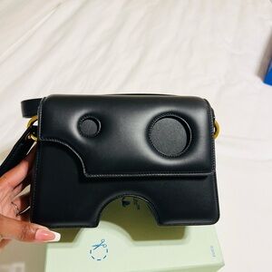I’m selling my fairly use off white bag gross body